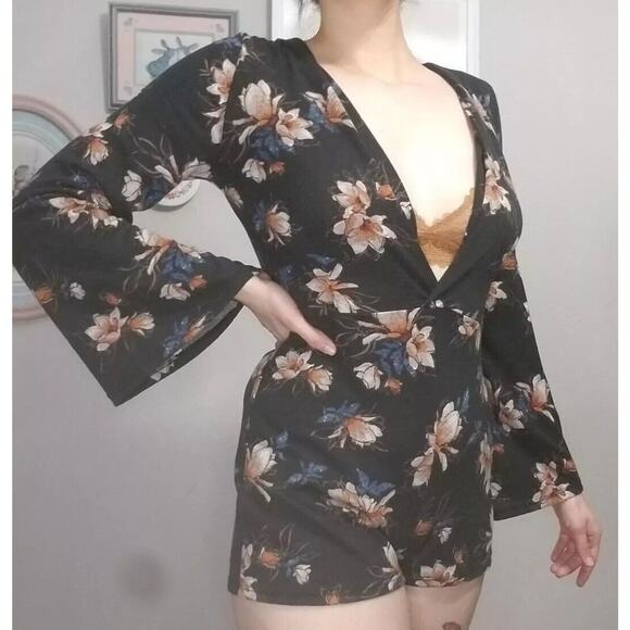 NWT Sadie & Sage Black With Peach Blue Floral Long Bell Sleeve Deep-V Romper S - Picture 9 of 13